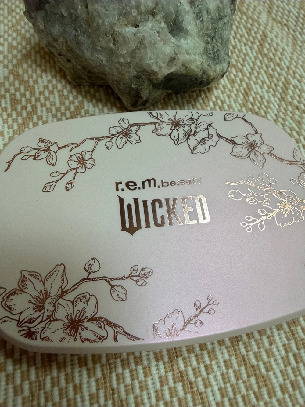 r.e.m. beauty Wicked for Good Cherry Blossom Blush Palette - Pink